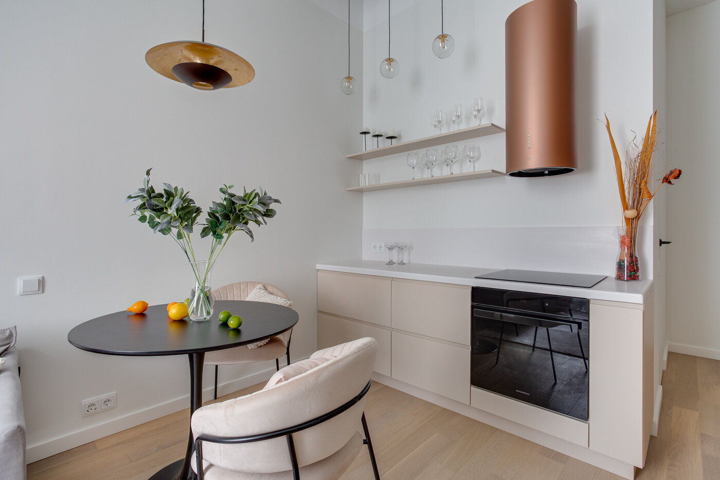 Фотография: Кухня и столовая в стиле Современный, Малогабаритная квартира, Квартира, Проект недели, Москва, 2 комнаты, до 40 метров, Наталья Купрейчук – фото на INMYROOM Фотография: Кухня и столовая в стиле Современный, Малогабаритная квартира, Квартира, Проект недели, Москва, 2 комнаты, до 40 метров, Наталья Купрейчук – фото на INMYROOM