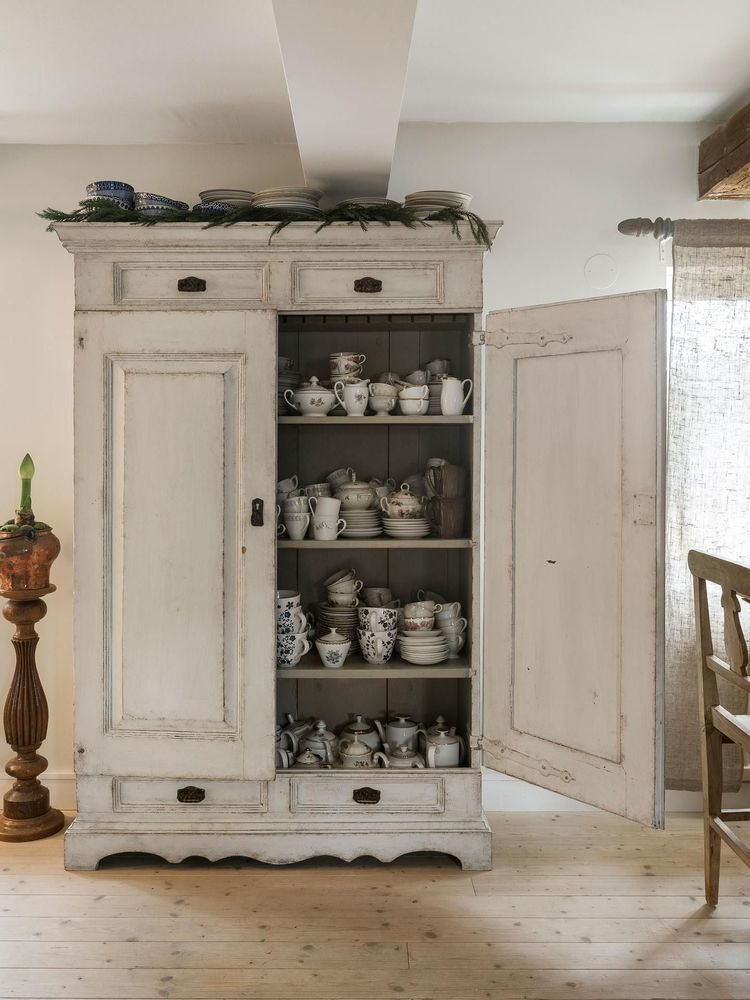 Фотография: Кухня и столовая в стиле Прованс и Кантри, Декор интерьера, Дом, Швеция, скандинавский интерьер, новогодний декор, новогодний декор интерьера, как украсить интерьер к новому году – фото на INMYROOM Фотография: Кухня и столовая в стиле Прованс и Кантри, Декор интерьера, Дом, Швеция, скандинавский интерьер, новогодний декор, новогодний декор интерьера, как украсить интерьер к новому году – фото на INMYROOM