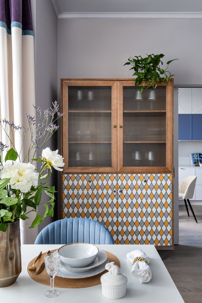 «Один из любимых предметов мебели в квартире — это буфет в гостиной. Когда я находилась в поиске, моей главной задачей было найти что-то необычное, что будет привлекать внимание. Поэтому мой выбор пал на этот яркий буфет с принтом на закрытых фасадах. Он как будто привносит в комнату небольшую „чудИнку“», — рассказывает дизайнер.