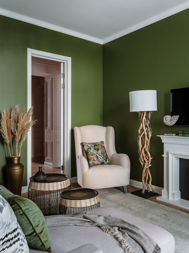 Торшер с основанием из переплетающихся веток сделан на заказ.