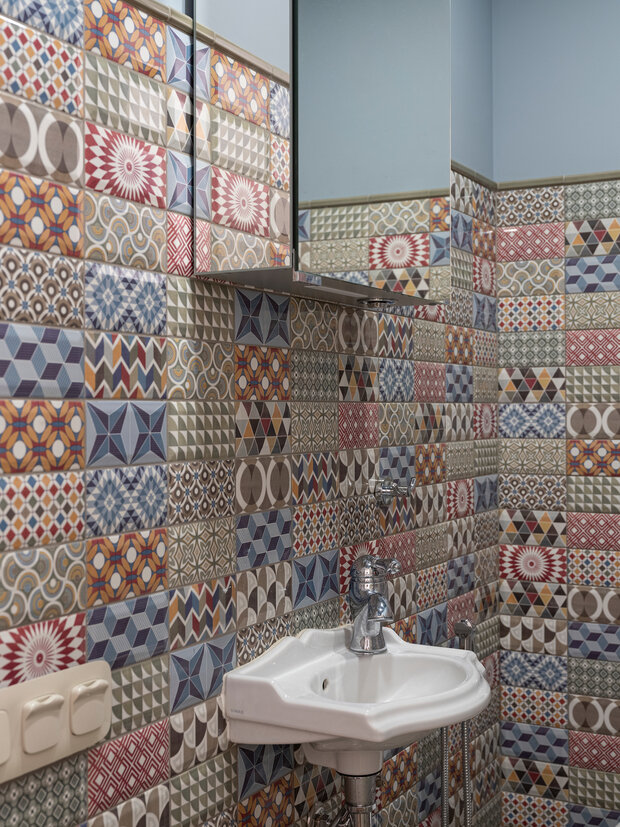 В третьем санузле использовали плитку с орнаментами в стиле пэчворк.