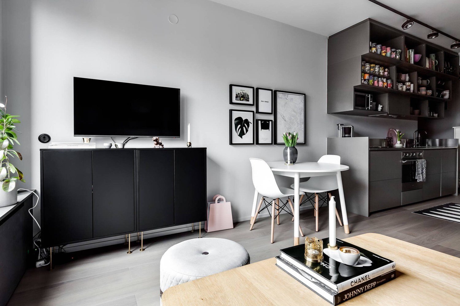 Фотография: Кухня и столовая в стиле Скандинавский, Декор интерьера, Малогабаритная квартира, Квартира, Швеция, Серый, идеи для малогабариток, как оформить малогабаритку, дизайн малогабаритки, 1 комната, до 40 метров, энциклопедия_интерьер – фото на INMYROOM Фотография: Кухня и столовая в стиле Скандинавский, Декор интерьера, Малогабаритная квартира, Квартира, Швеция, Серый, идеи для малогабариток, как оформить малогабаритку, дизайн малогабаритки, 1 комната, до 40 метров, энциклопедия_интерьер – фото на INMYROOM