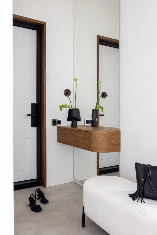 Фотография: Прихожая в стиле Современный, Квартира, Проект дня, Монолитный дом, 3 комнаты, Алматы, минимализм с элементами современного дизайна, Данара Байтурсынова – фото на INMYROOM