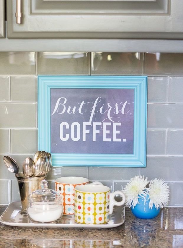 Фотография: Кухня и столовая в стиле Прованс и Кантри, Декор интерьера, Интерьер комнат, Мебель и свет, Цвет в интерьере, Советы, Цветы, Посуда – фото на INMYROOM