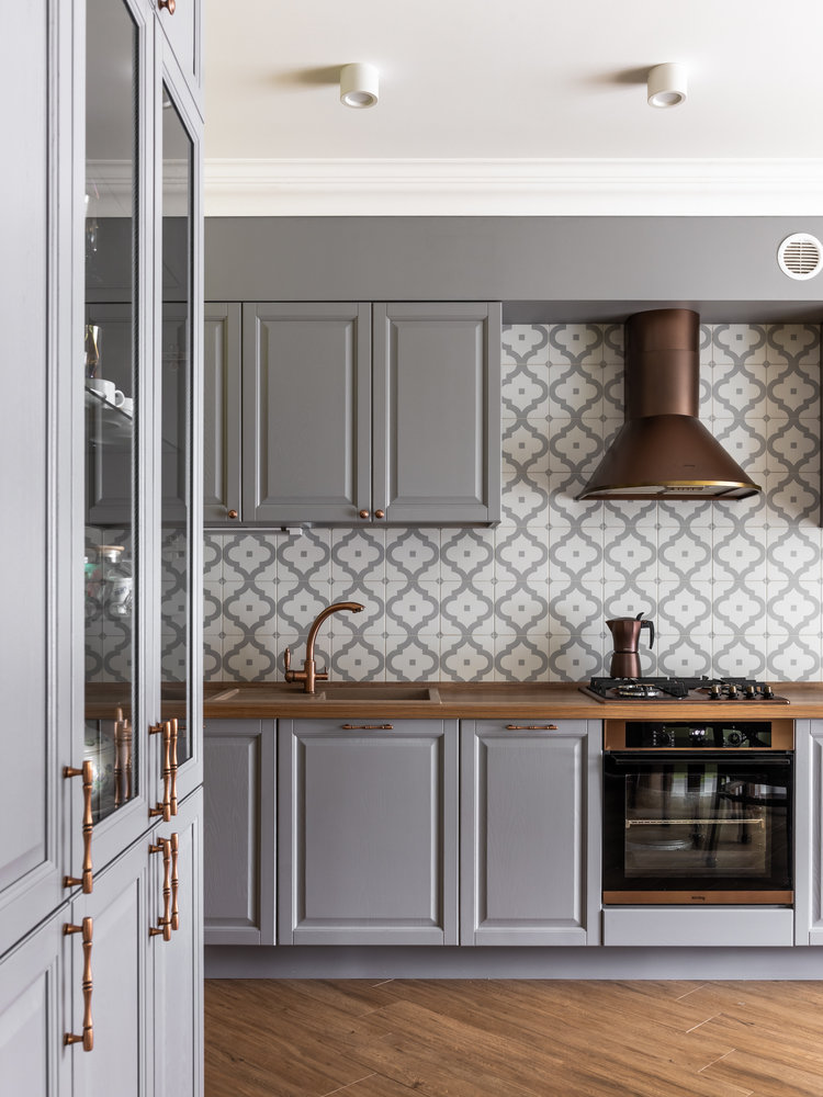 Заказчики любят натуральное дерево. Поэтому при выборе материалов для кухни не было сомнений: кухня выполнена из массива ясеня в покраске. Заказчики любят натуральное дерево. Поэтому при выборе материалов для кухни не было сомнений: кухня выполнена из массива ясеня в покраске.