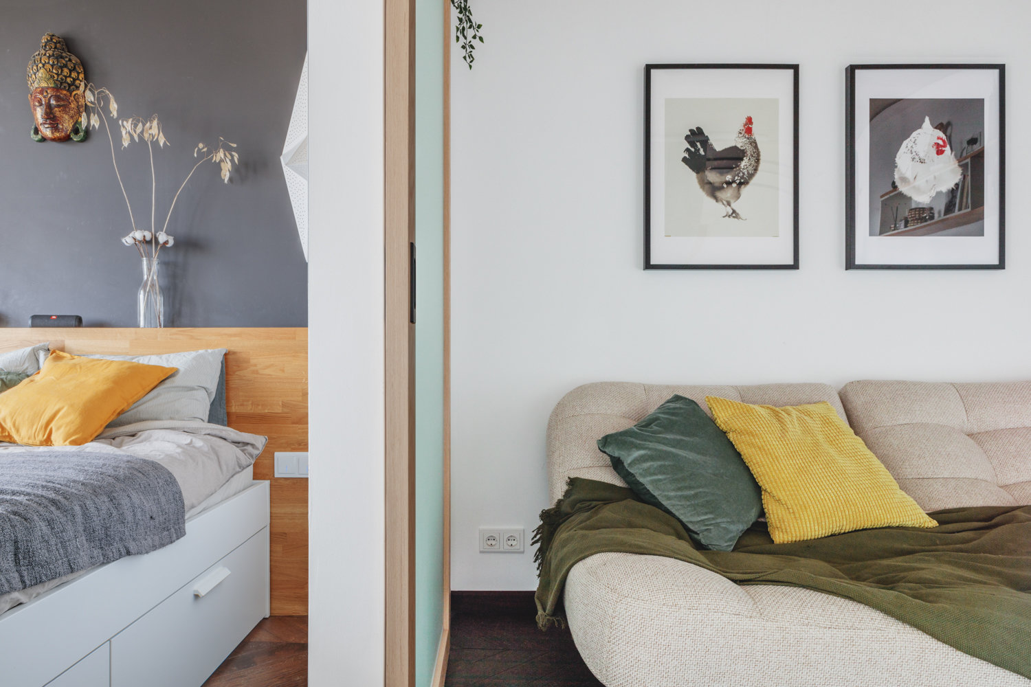 Гостиную и спальню разделяет деревянная дверь со стеклом.