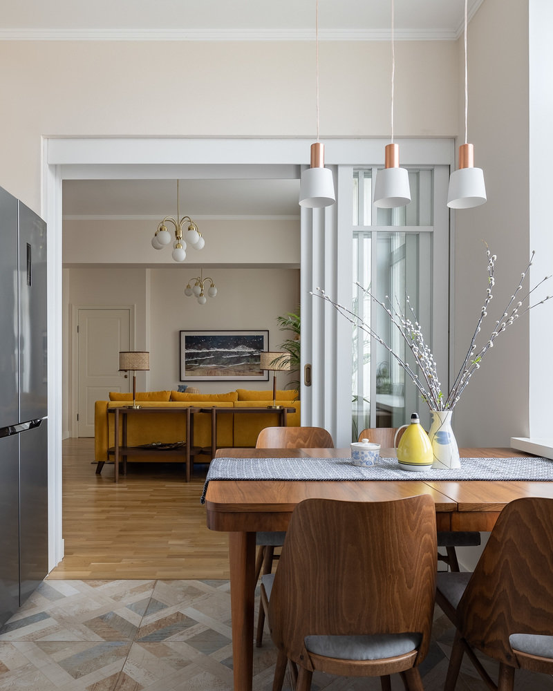 У заказчицы большая коллекция винтажных ваз и декоративных предметов, которые она начала собирать в процессе ремонта. У заказчицы большая коллекция винтажных ваз и декоративных предметов, которые она начала собирать в процессе ремонта.