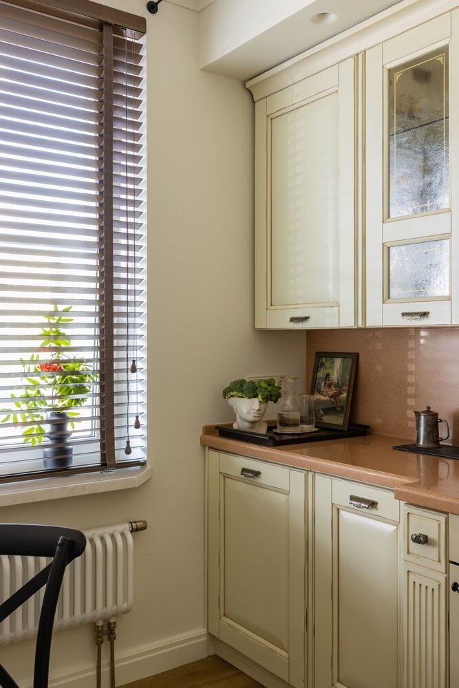 Итальянская кухня осталась от прошлого ремонта, за счет новой цветовой палитры интерьера и аксессуаров она выглядит более современно. Итальянская кухня осталась от прошлого ремонта, за счет новой цветовой палитры интерьера и аксессуаров она выглядит более современно.