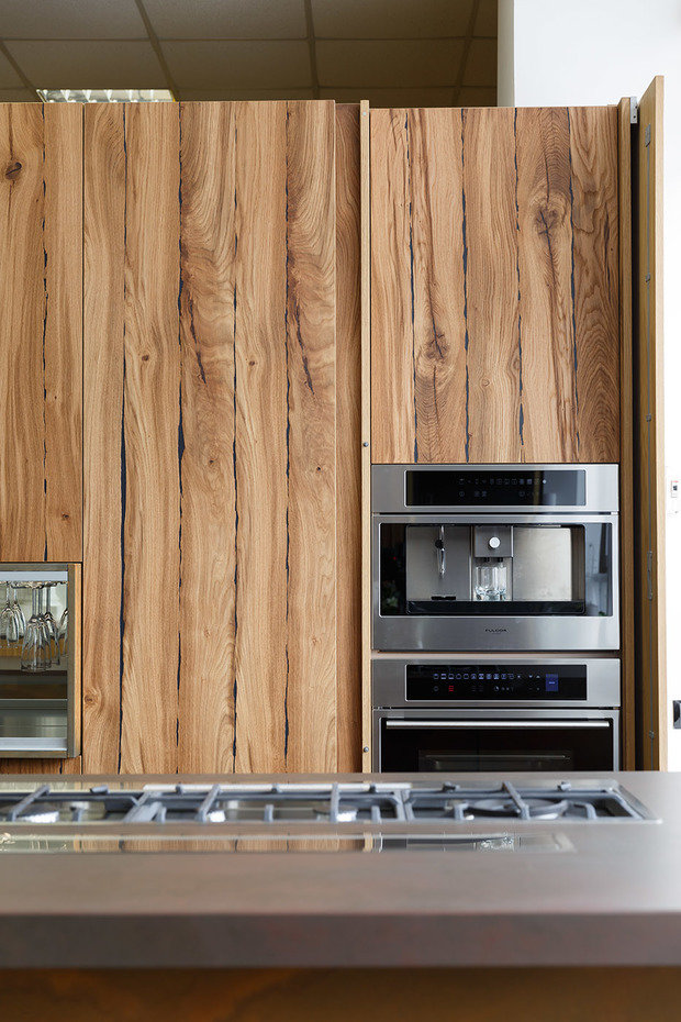 Интерьер кухни в стиле минимализм с деревянными фасадами