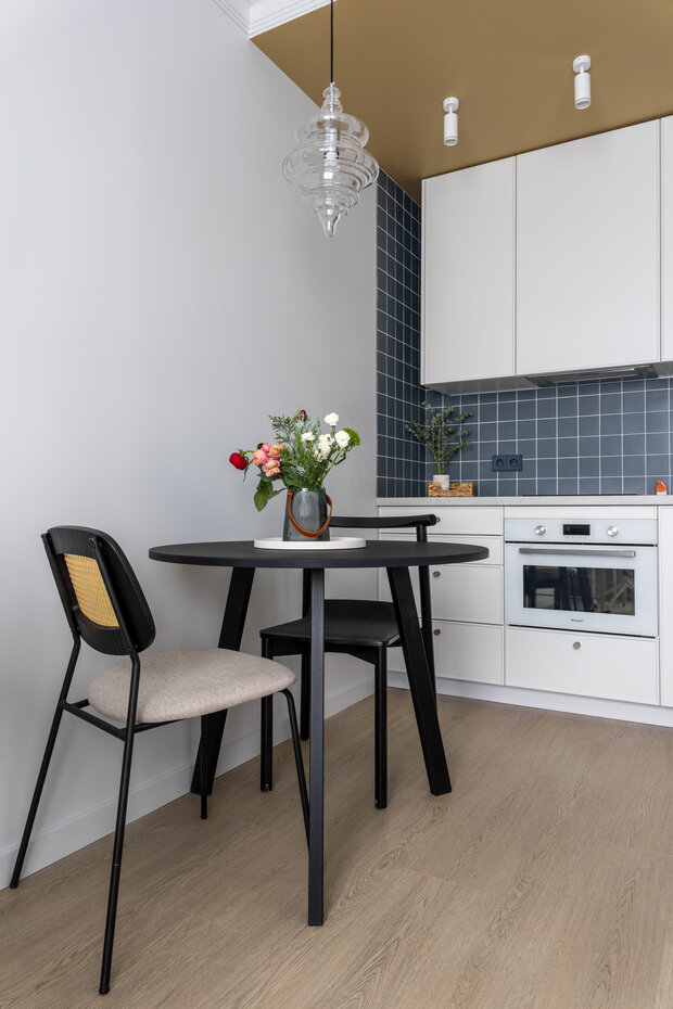 Фотография: Кухня и столовая в стиле Современный, Минимализм, Малогабаритная квартира, Квартира, Проект дня, Москва, 1 комната, Екатерина Василькова – фото на INMYROOM