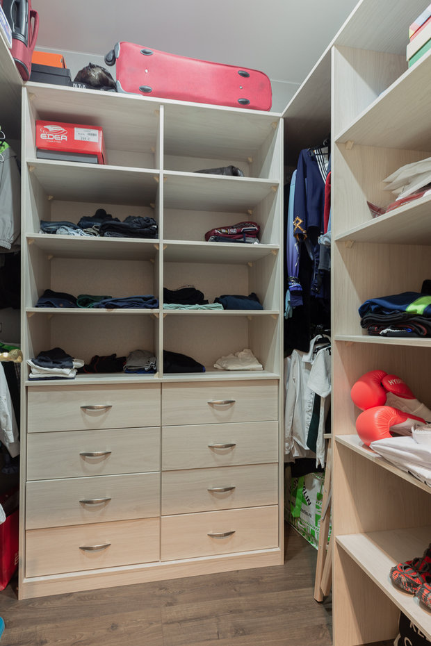 Фотография: Гардеробная в стиле Современный, Классический, Квартира, Проект недели, Samsung, Сталинка, 4 и больше, Более 90 метров, the frame, Наталья Мукосьян – фото на INMYROOM