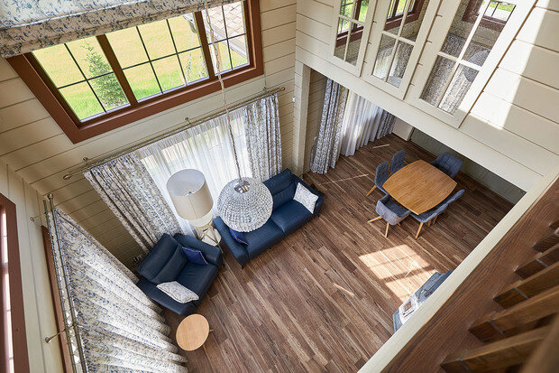 Для гостиной выбрали люстру-шар, в дополнение к ней взяли потолочные светильники — стеклянные шары с эффектом кракелюр. Эти светильники при включенном свете дают игривые блики на стены и потолок дома.