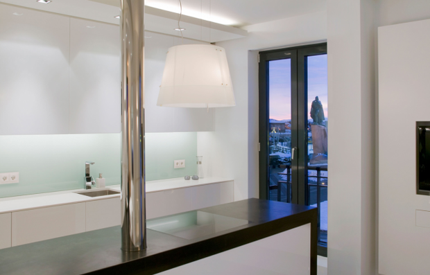 Фотография: Кухня и столовая в стиле Современный, Хай-тек, Малогабаритная квартира, Квартира, Цвет в интерьере, Дома и квартиры, Белый, Минимализм – фото на INMYROOM