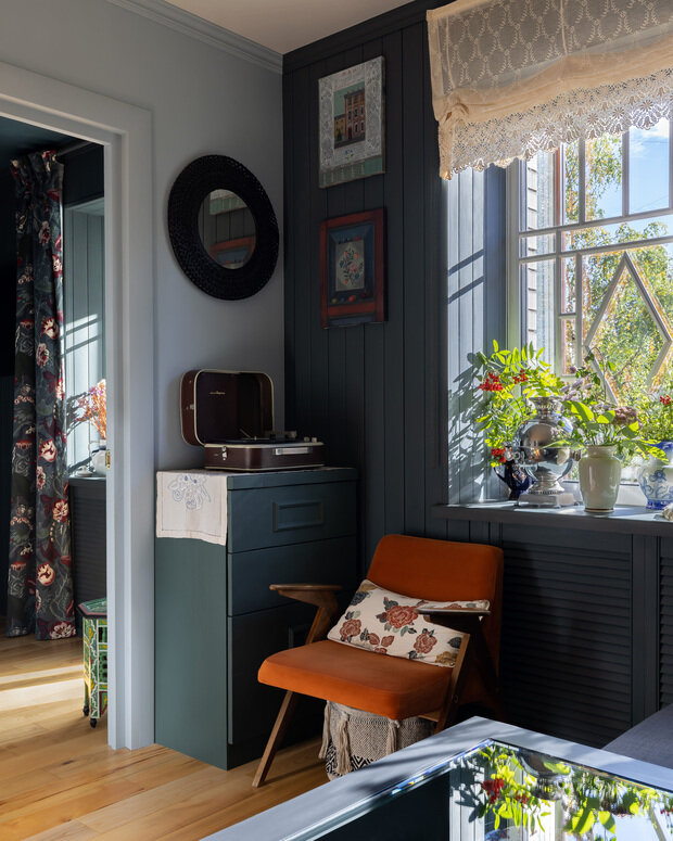 Деревянный комод с молдингами, сделал супруг Сони. 
