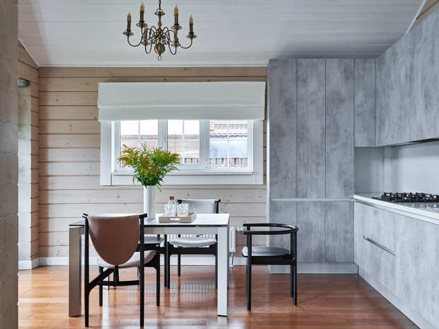 В процессе ремонта решили перенести раковину ближе к входу в кухню, а угол сделать не скошенным, а прямым — с высокими шкафами. Около одного окна установить колонны с холодильником и техникой.