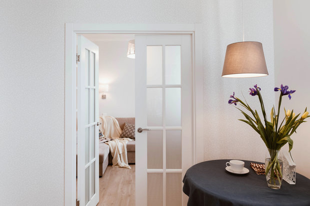 Интерьер спальни в скандинавском стиле с элементами минимализма