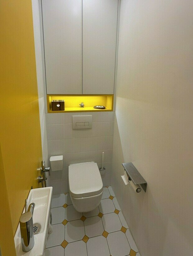 Интерьер ванной комнаты в современном стиле с желтыми стенами