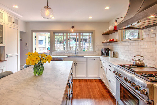 Фотография: Кухня и столовая в стиле Скандинавский, Интерьер комнат, Цвет в интерьере, Белый, Кухонный остров – фото на INMYROOM