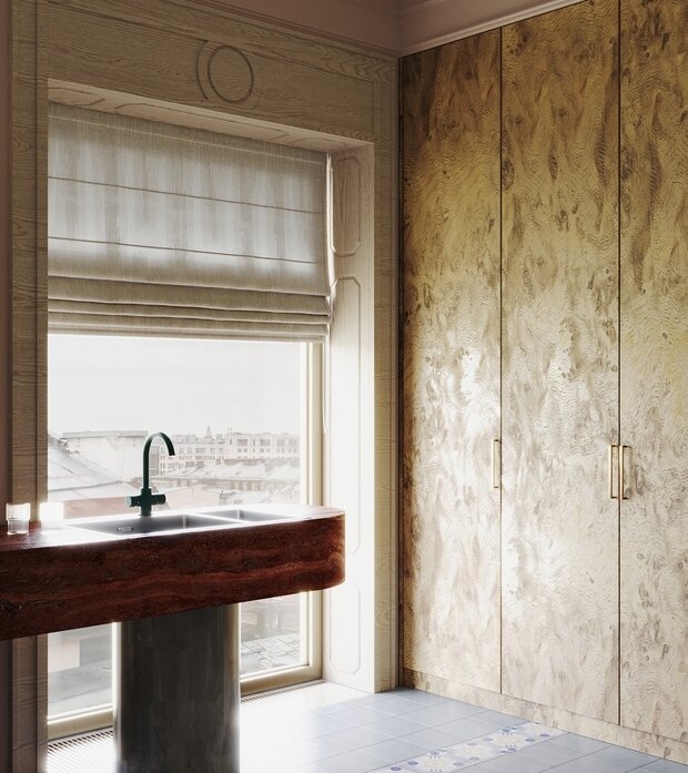 Оконные проемы оформили декоративными деревянными наличниками с геометрическим рисунком.  