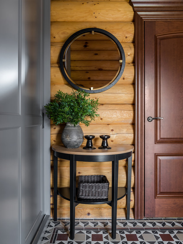 В зоне холла не хватало удобного шкафа для хранения вещей. В столярной мастерской заказали шкаф по эскизам дизайнера. В остальных спальных комнатах уже были вместительные гардеробные.