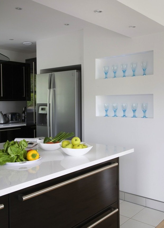 Фотография: Кухня и столовая в стиле Современный, Интерьер комнат, Цвет в интерьере, Белый – фото на INMYROOM