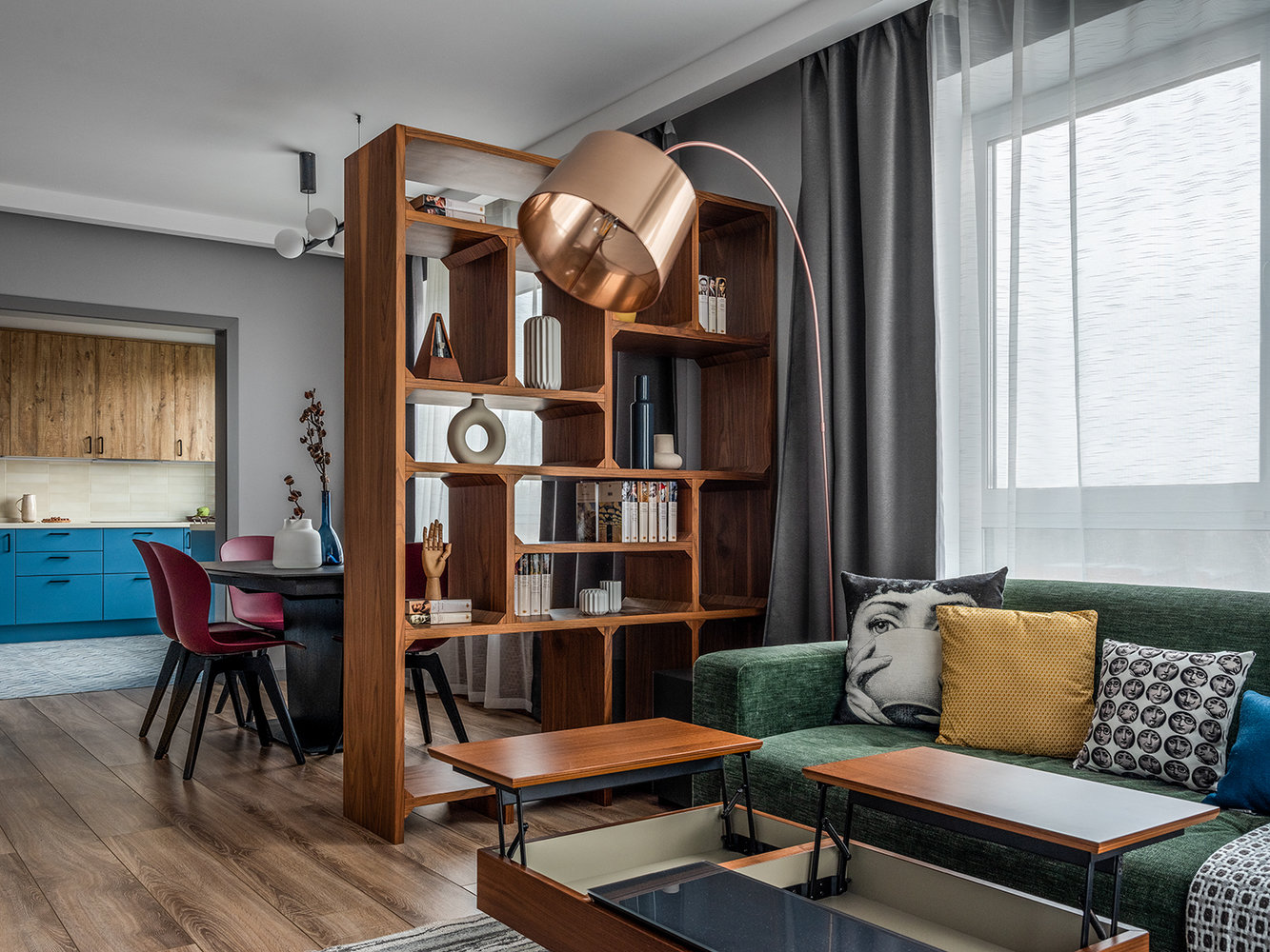 Столик в гостиной удобно раскладывается при необходимости. Столик в гостиной удобно раскладывается при необходимости.