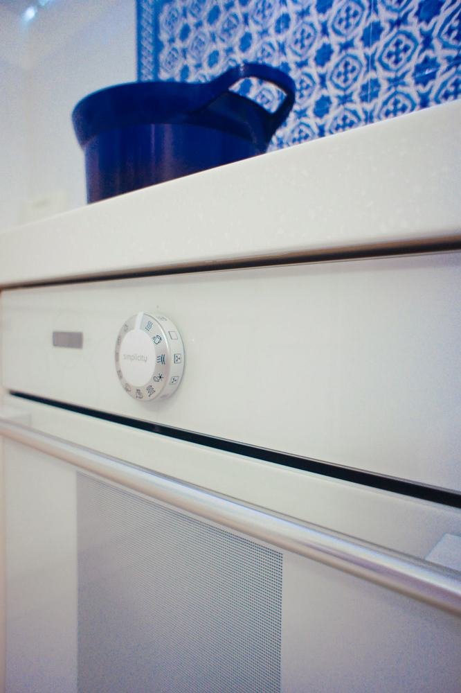 Фотография: Кухня и столовая в стиле Современный, Скандинавский, Эклектика, Квартира, Белый, Проект недели, Голубой, Интервью – фото на INMYROOM