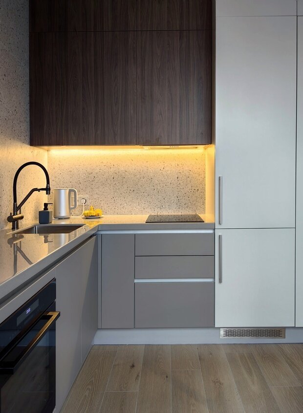 Фотография: Кухня и столовая в стиле Современный, Малогабаритная квартира, Квартира, Проект дня, Москва, Монолитный дом, 1 комната, до 40 метров, Юлия Гордеева, современный с элементами минимализма и скандинавского стиля, ЖК «Логос» – фото на INMYROOM