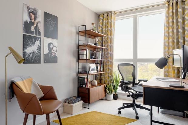 Лаконичный интерьер кабинета разбавили горчичными элементами в текстиле.