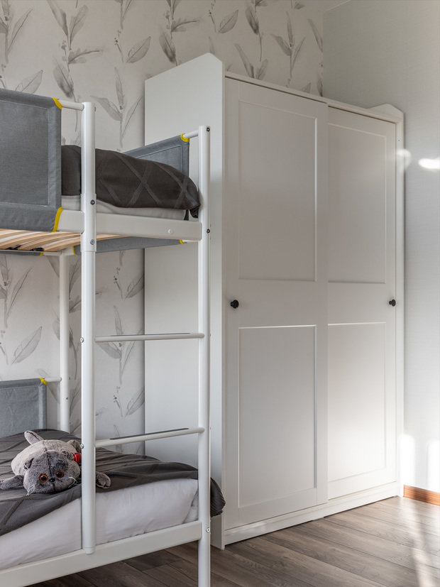 Так как дом не является местом постоянного проживания заказчиков, здесь не требовалось организовывать больших систем хранения. Тем не менее в каждой спальне есть гардероб. А также вместительная кладовая расположена рядом с постирочной.