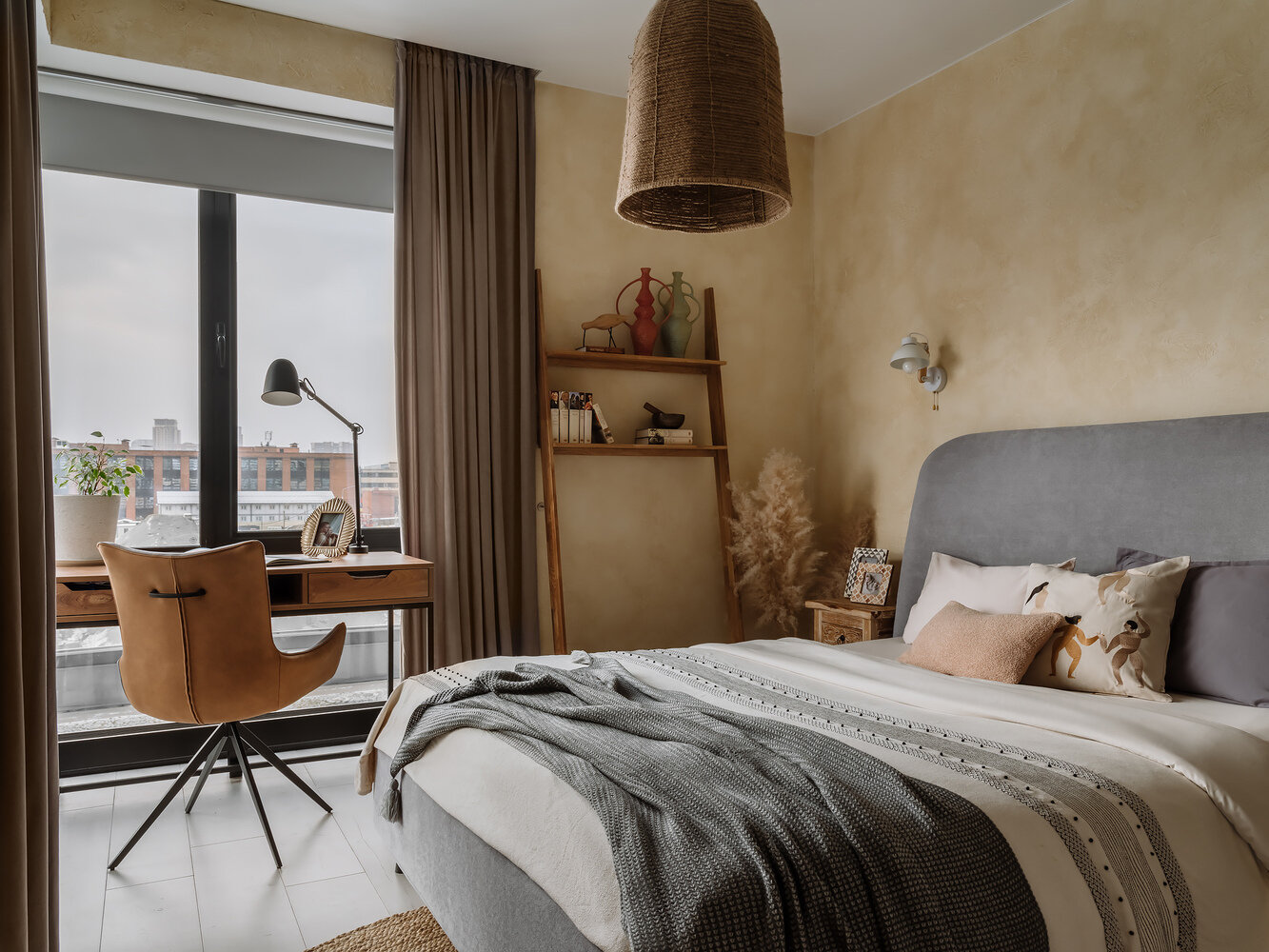 В ванной комнате и спальне — декоративная штукатурка. В прихожей, душевой и на кухне — микроцемент. Бюджетный производитель, но качество порадовало. В этих материалах 70% успеха — мастерство декоратора, выполняющего работу. Во влажных помещениях и в зоне фартука на кухне использовали дополнительно лак «аквафиниш».