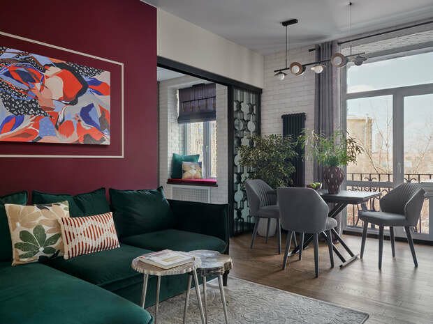 Заказчица была против репродукций и хотела авторские произведения искусства. Так в гостиной появилась картина «Обращение к себе» Храмовой Алины.