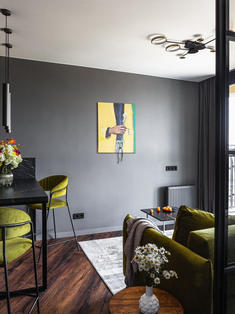 Для пола выбрали винил Berry Alloc — материал, который не боится воды, теплый и приятный для ходьбы босиком. Его легко уложить единым полотном без стыков. На стенах использовали моющуюся краску Caparol. Красили поверх малярного флизелина — это упрощает подготовку стен и появление трещин и сколов в будущем.