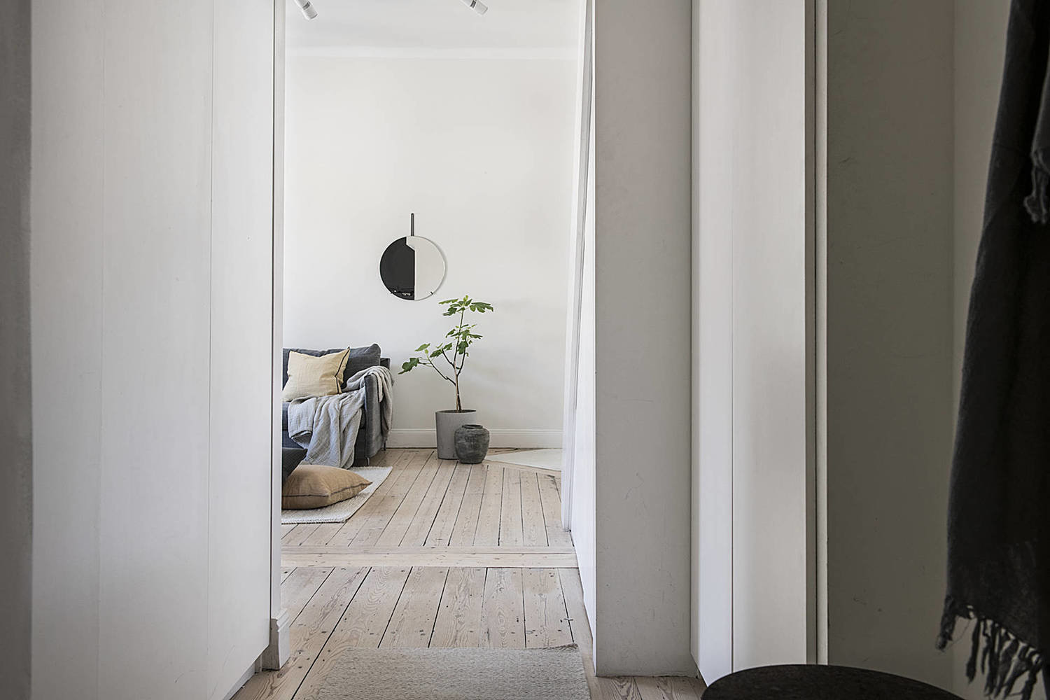 Фотография: Прихожая в стиле Скандинавский, Современный, Декор и DIY, Квартира, Студия, Белый, Минимализм, Черный, до 40 метров – фото на INMYROOM Фотография: Прихожая в стиле Скандинавский, Современный, Декор и DIY, Квартира, Студия, Белый, Минимализм, Черный, до 40 метров – фото на INMYROOM