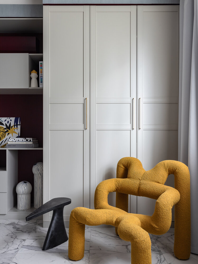 Необычным решением стал одинаковый пол из керамогранита во всей квартире, визуально это сделало интерьер более цельным. Также отказались от дверей везде, кроме санузла. Это добавило легкости и воздуха пространству. Необычным решением стал одинаковый пол из керамогранита во всей квартире, визуально это сделало интерьер более цельным. Также отказались от дверей везде, кроме санузла. Это добавило легкости и воздуха пространству.