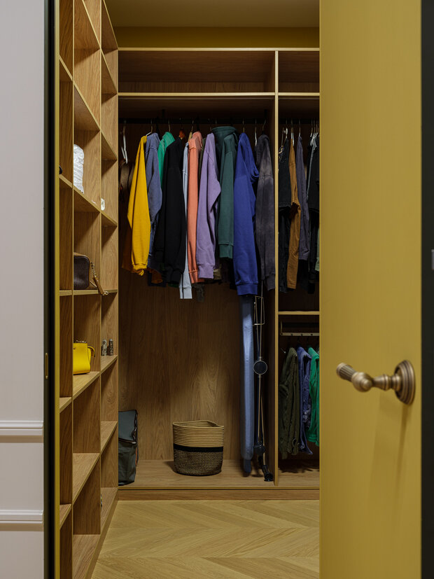 Фотография: Гардеробная в стиле Современный, Квартира, Проект дня, Москва, 4 и больше, Более 90 метров, Индивидуальный проект, обновить интерьер, современные интерьеры, дизайн 2025 – фото на INMYROOM