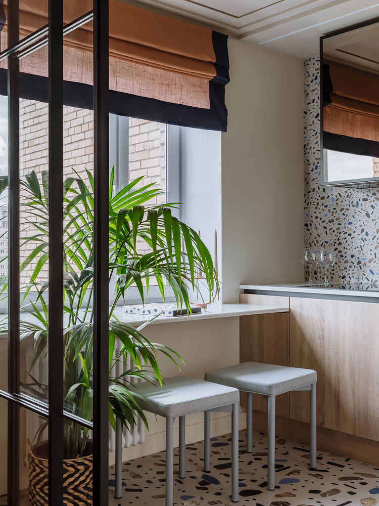 Подоконник выполнили из искусственного камня и увеличили ширину, чтобы сделать барную стойку у окна. Подоконник выполнили из искусственного камня и увеличили ширину, чтобы сделать барную стойку у окна.