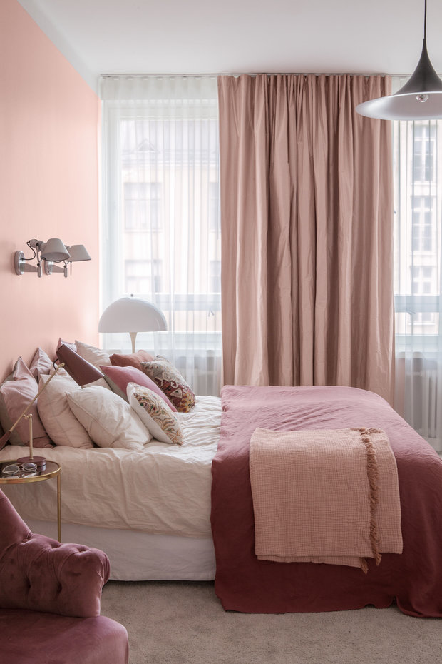 Фотография: Спальня в стиле Прованс и Кантри, Декор интерьера, Цвет в интерьере, Советы, Tikkurila, Как выбрать цвет краски для стен, «Точка дизайна», FISHEYE ARCHITECTURE & DESIGN, Клод Картье, цвет 2019, Irina Hanhisalo, Susanna Björklund, Мириам Баррио, Note Design Studio, Nooks, Casa Colombo, Flamingo – фото на INMYROOM