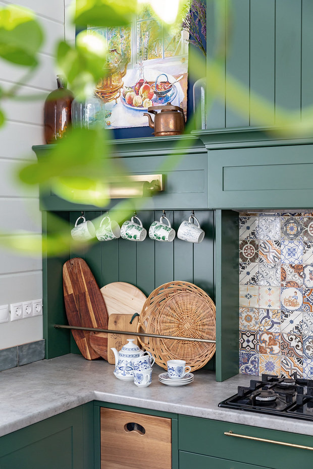 Фотография: Кухня и столовая в стиле Прованс и Кантри, Классический, Эклектика, Дом, Проект недели, Зеленый, Винтаж, Санкт-Петербург, оформить дом из бруса, Более 90 метров, Мария Нечаева – фото на INMYROOM