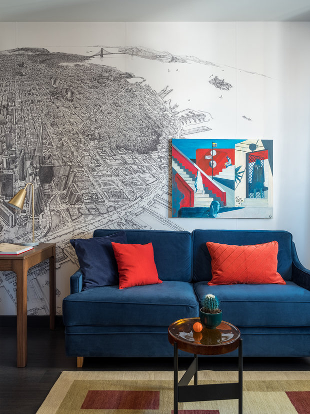 «Для съемки интерьера я привезла свою картину «Путь», которая дополнила цветовую карту гостевой комнаты. В итоге заказчики уговорили ее продать им. А еще мы использовали три картины аргентинского художника Мануэля Рамата из галереи Carre Dʼartistes Moscow, одну хозяйка купила, а потом ознакомилась подробно с творчеством художника, списалась с ним через соцсети и приобрела у него еще пару картин», — рассказывает дизайнер.