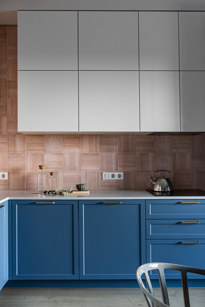 Корпус — ЛДСП, фасады — МДФ в эмали, столешница — кварцевый агломерат Avant quartz, мойка, смеситель, дозаторы Blanco, бытовая техника Siemens. Изготавливалась кухня в частной столярной мастерской, что позволило сэкономить на итоговой стоимости. Корпус — ЛДСП, фасады — МДФ в эмали, столешница — кварцевый агломерат Avant quartz, мойка, смеситель, дозаторы Blanco, бытовая техника Siemens. Изготавливалась кухня в частной столярной мастерской, что позволило сэкономить на итоговой стоимости.