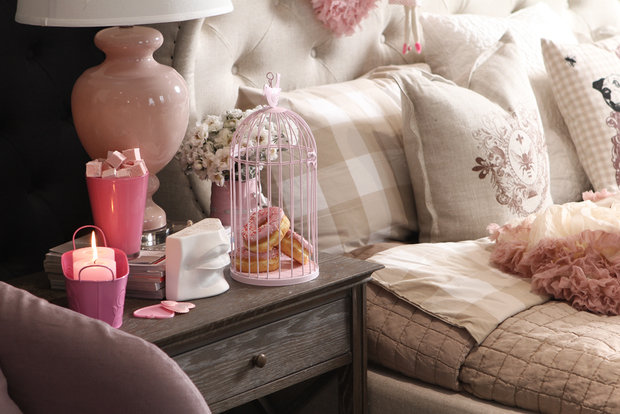 Фотография: Аксессуары в стиле Прованс и Кантри, Декор интерьера, DIY, Декор, Мебель и свет, Советы, Красный, Розовый, Curations Limited, Татьяна Ефимчук, декор интерьера к 14 февраля, декор спальни ко Дню Святого Валентина, идеи декора ко Дню всех влюбленных, декор стола, декор спальни – фото на INMYROOM