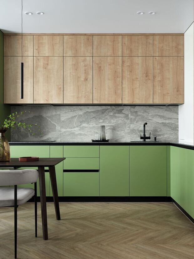 На фартуке и в рабочей зоне на стенах керамогранит с фактурой натурального камня.