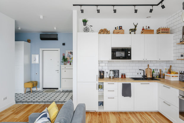 Ребята не стали делать фасад до потолка, чтобы гарнитур не выглядел тяжелым.