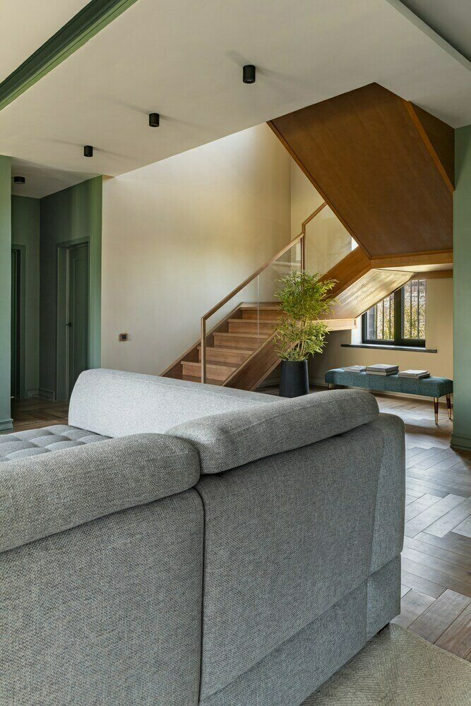 На полу — паркетная доска «елочкой» белорусского бренда. Потолки выполнены из гипсокартона. Такое сочетание материалов позволило добиться гармоничного и уютного пространства, в котором акцентные зоны выглядят естественно и органично. На полу — паркетная доска «елочкой» белорусского бренда. Потолки выполнены из гипсокартона. Такое сочетание материалов позволило добиться гармоничного и уютного пространства, в котором акцентные зоны выглядят естественно и органично.