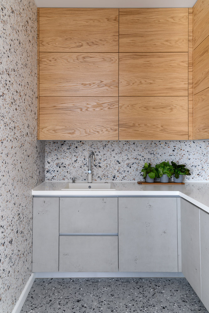 В отделке кухни использовали мотивы терраццо на полу и фартуке. В отделке кухни использовали мотивы терраццо на полу и фартуке.