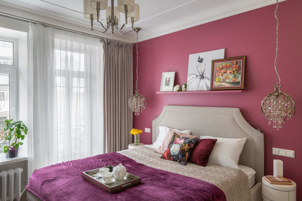 Для освещения прикроватных тумб выбрали шикарные светильники на подвесах.