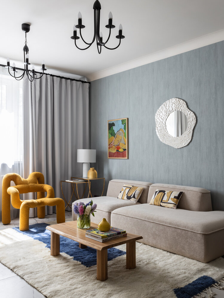 Изначально был запрос на уютное теплое пространство, заказчица не была против цвета в интерьере, но боялась ярких необычных решений. По мере общения, заинтересовавшись историей дизайна, хозяйка добавляла в проект нескучные оригинальные предметы. Например, винтажное кресло легендарного норвежского дизайнера Terje Ekstrom. Изначально был запрос на уютное теплое пространство, заказчица не была против цвета в интерьере, но боялась ярких необычных решений. По мере общения, заинтересовавшись историей дизайна, хозяйка добавляла в проект нескучные оригинальные предметы. Например, винтажное кресло легендарного норвежского дизайнера Terje Ekstrom.