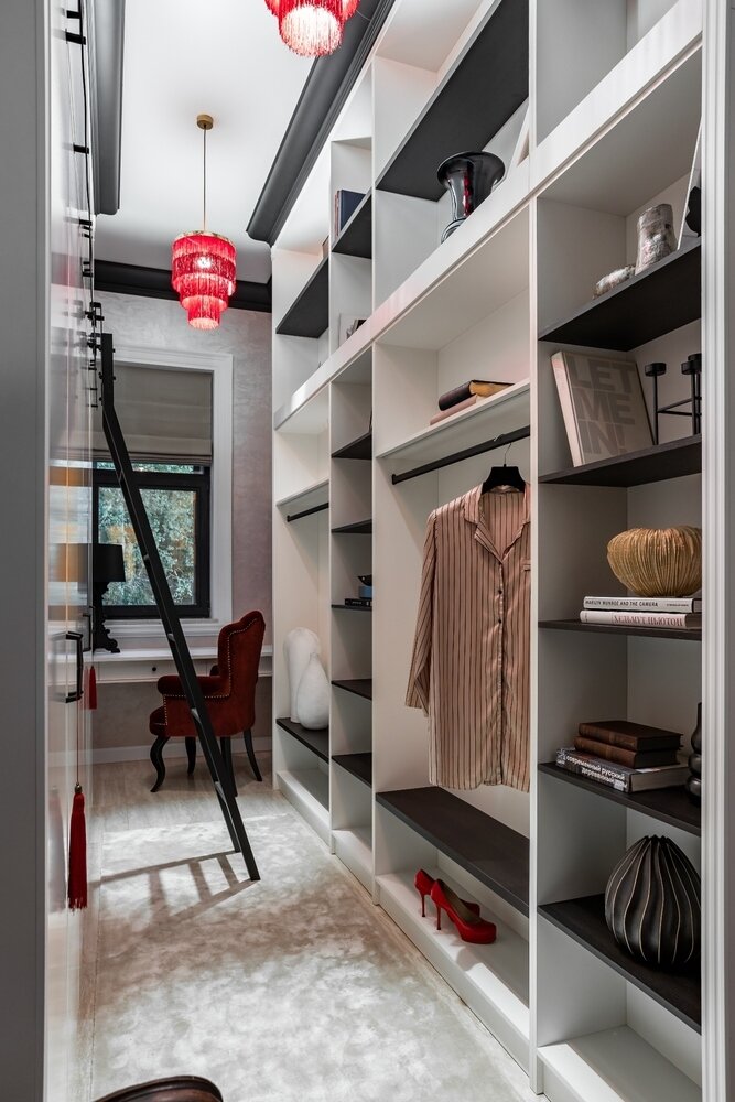 Высота потолков позволила решить проблему хранения и сэкономить значительный метраж: шкафы и ящики в этой зоне расположены один над другим, при этом все они как на ладони, а внешний вид остается презентабельным и незагроможденным. Высота потолков позволила решить проблему хранения и сэкономить значительный метраж: шкафы и ящики в этой зоне расположены один над другим, при этом все они как на ладони, а внешний вид остается презентабельным и незагроможденным.