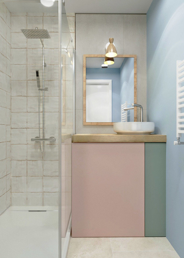 Для отделки тщательно подбирались материалы: для душевой зоны подошла немного состаренная плитка молочного оттенка, в дополнение к ней — плитка, имитирующая песчаный берег, приятная на ощупь и с мерцающими частицами.